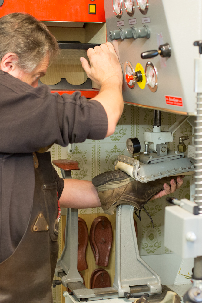 Aufpressen einer neuen Schuhsohle Aufpressen einer neuen Schuhsohle